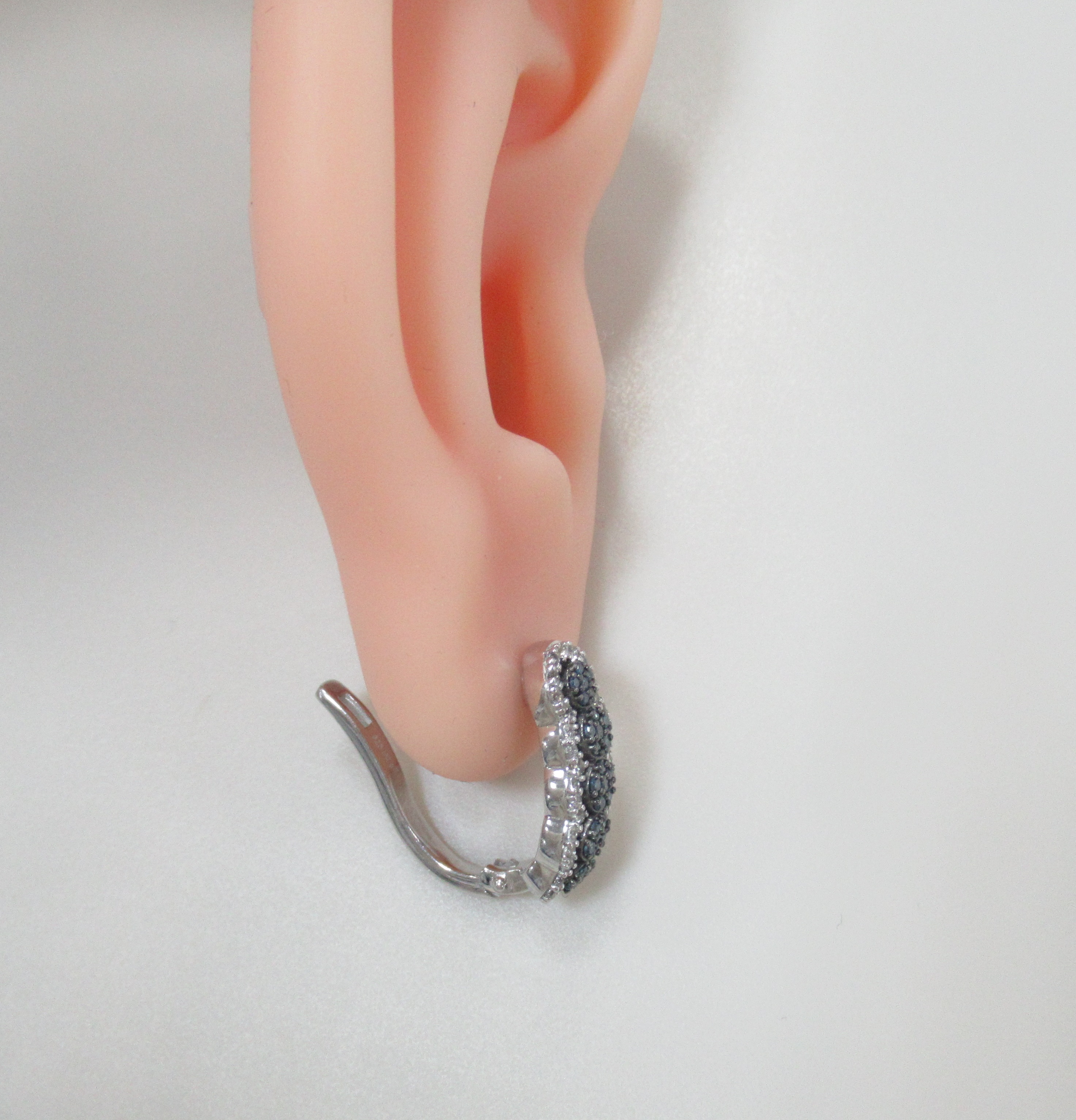 Серебряные серьги с голубыми бриллиантами